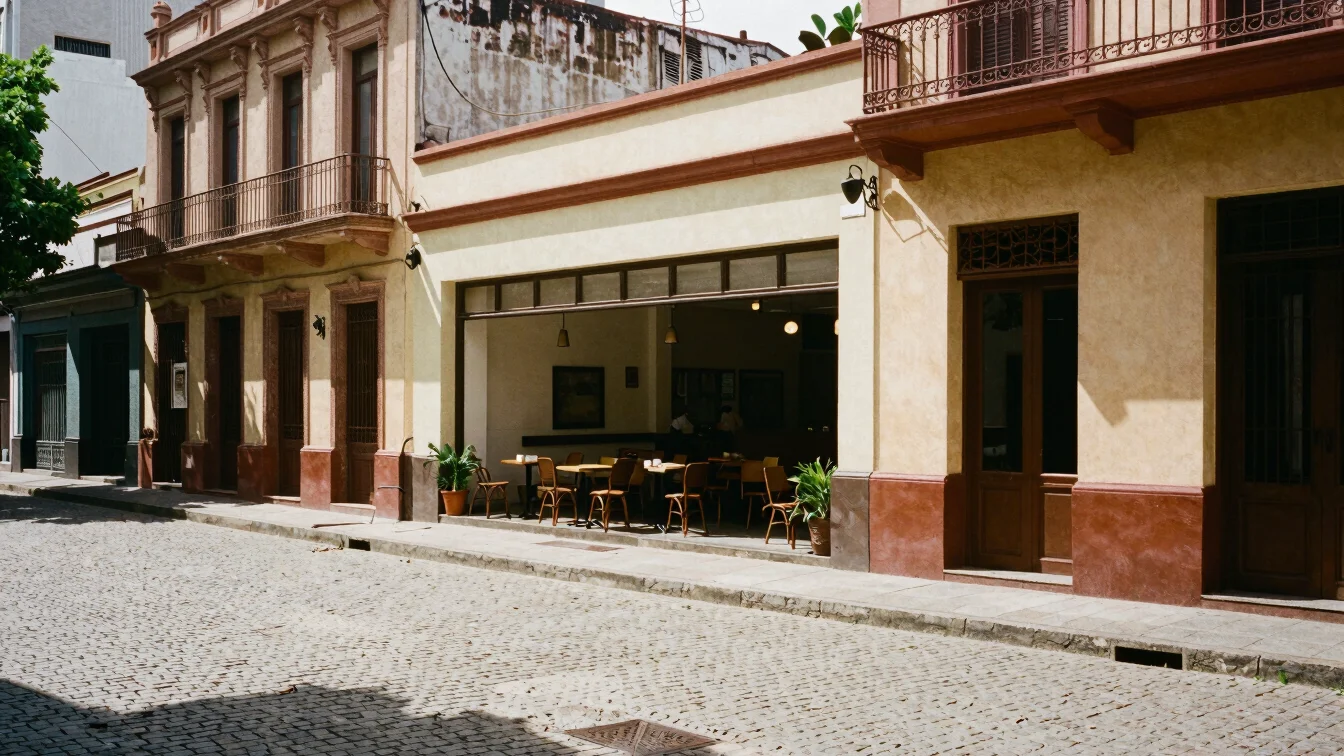 Fotografía editorial de una calle adoquinada en un barrio históri
